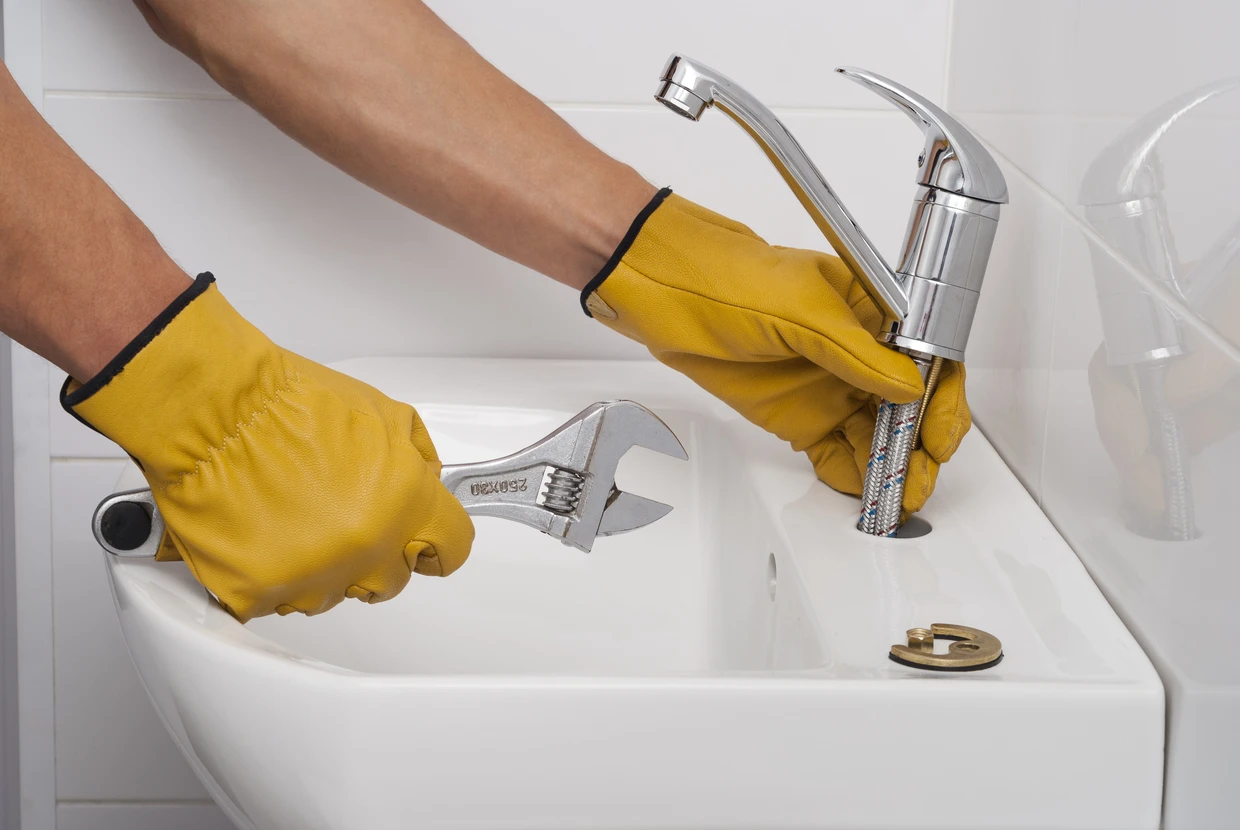 Intervention de plomberie dans une salle de bain moderne