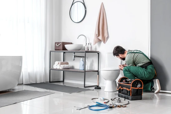 Atelier ou espace de travail intérieur avec équipements de plomberie professionnels disposés sur surface claire