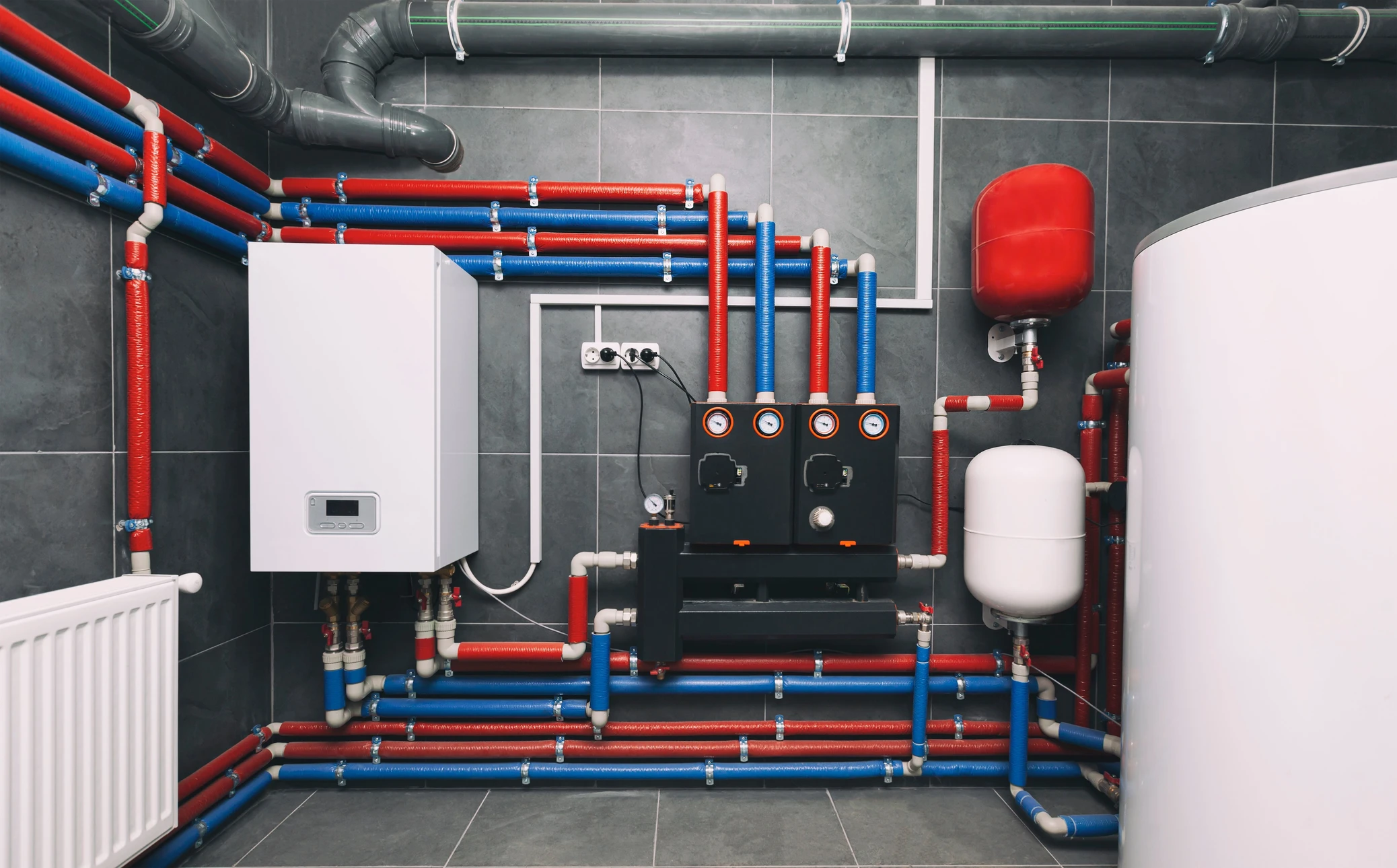 Salle technique intérieure avec installation de chauffage moderne