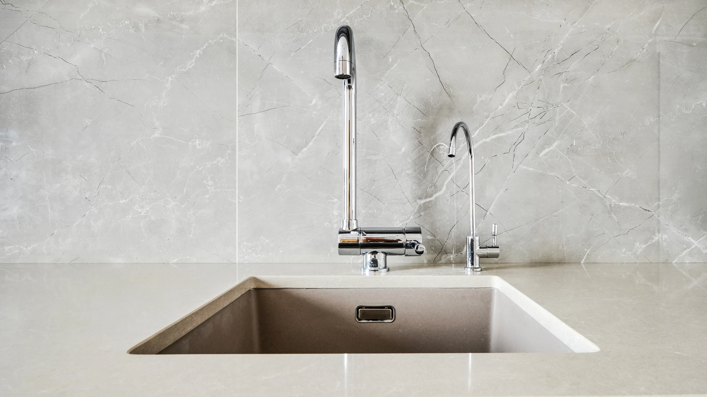 Salle de bain moderne avec douche à l'italienne vitrée, lavabo suspendu blanc et robinetterie chromée